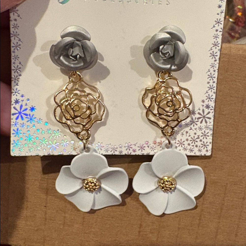 🆕 Elegant Gold and White Floral Dropping Post Earrings - Picture 2 of 4
